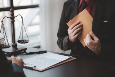 Avukatlar ve yolsuzluk, yolsuzluk ve rüşvet yasadışıdır ve halka adaletsizlik, yetkililere rüşvet, yasadışı eylemler yaratır. Avukat rüşvet kavramı.