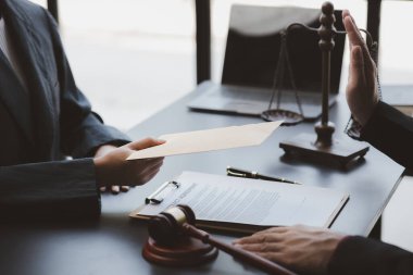 Avukatlar ve yolsuzluk, yolsuzluk ve rüşvet yasadışıdır ve halka adaletsizlik, yetkililere rüşvet, yasadışı eylemler yaratır. Avukat rüşvet kavramı.