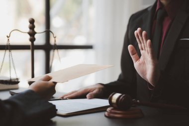 Avukatlar ve yolsuzluk, yolsuzluk ve rüşvet yasadışıdır ve halka adaletsizlik, yetkililere rüşvet, yasadışı eylemler yaratır. Avukat rüşvet kavramı.