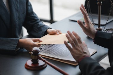 Avukatlar ve yolsuzluk, yolsuzluk ve rüşvet yasadışıdır ve halka adaletsizlik, yetkililere rüşvet, yasadışı eylemler yaratır. Avukat rüşvet kavramı.