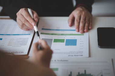 Girişimci şirket toplantılarının atmosferi, iş adamları yatırım finansmanlarını özetlemek ve planlamak için bir araya geliyorlar, şirketin kurucuları onlar. İş yönetimi kavramı.