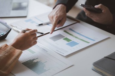 Girişimci şirket toplantılarının atmosferi, iş adamları yatırım finansmanlarını özetlemek ve planlamak için bir araya geliyorlar, şirketin kurucuları onlar. İş yönetimi kavramı.