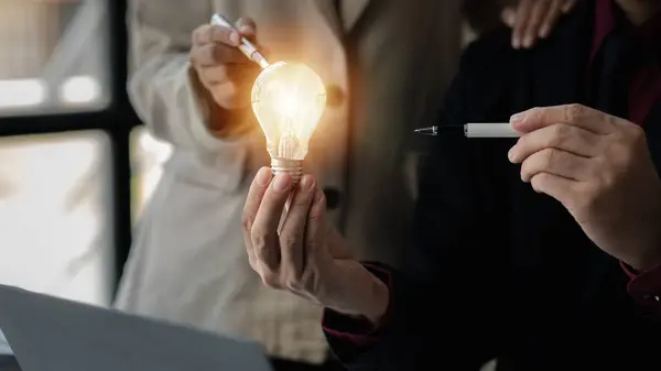 Podnikatel Drží Zářící Lampu Kreativní Nový Nápad Inovace Brainstorming Strategizace — Stock fotografie