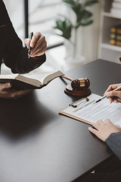 Адвокаты или адвокаты консультируют клиентов по делам о клевете, они собирают доказательства, чтобы выдвинуть обвинения против сторон в возмещении ущерба. Концепция консультирования по делу о клевете.