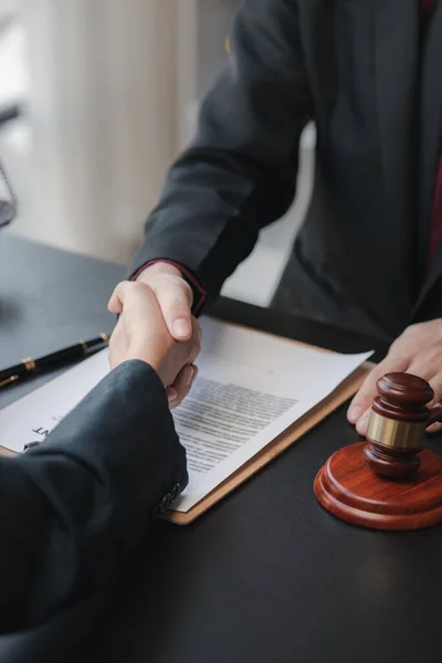 Gli Avvocati Stringono Mano Clienti Che Vengono Testimoniare Caso Appropriazione — Foto Stock