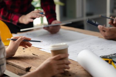 Ev tasarımı mimarları ev planı taslağını, müşteri tarafından yaptırılan projeyi ve teslimattan önce özel tasarımı inceliyorlar. İç tasarım ve dekorasyon fikirleri.