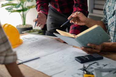 Ev tasarımı mimarları ev planı taslağını, müşteri tarafından yaptırılan projeyi ve teslimattan önce özel tasarımı inceliyorlar. İç tasarım ve dekorasyon fikirleri.