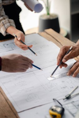 Ev tasarımı mimarları ev planı taslağını, müşteri tarafından yaptırılan projeyi ve teslimattan önce özel tasarımı inceliyorlar. İç tasarım ve dekorasyon fikirleri.