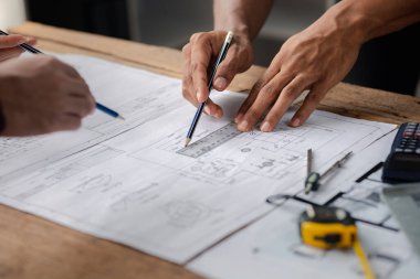 Ev tasarımı mimarları ev planı taslağını, müşteri tarafından yaptırılan projeyi ve teslimattan önce özel tasarımı inceliyorlar. İç tasarım ve dekorasyon fikirleri.