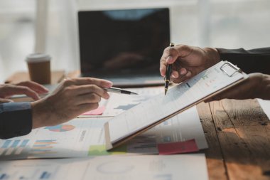 Tartışmalara, iş toplantılarına, şirket satış toplantılarına katılan insan grupları, şirket performansının özeti ve beyin fırtınası. İş stratejisi yönetim kavramı.