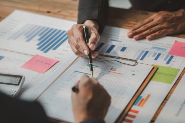 Tartışmalara, iş toplantılarına, şirket satış toplantılarına katılan insan grupları, şirket performansının özeti ve beyin fırtınası. İş stratejisi yönetim kavramı.