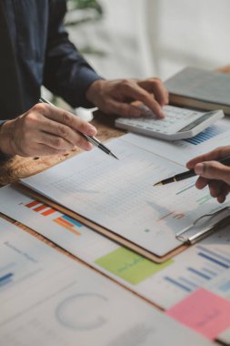 Tartışmalara, iş toplantılarına, şirket satış toplantılarına katılan insan grupları, şirket performansının özeti ve beyin fırtınası. İş stratejisi yönetim kavramı.