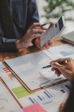 Tartışmalara, iş toplantılarına, şirket satış toplantılarına katılan insan grupları, şirket performansının özeti ve beyin fırtınası. İş stratejisi yönetim kavramı.