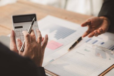 Tartışmalara, iş toplantılarına, şirket satış toplantılarına katılan insan grupları, şirket performansının özeti ve beyin fırtınası. İş stratejisi yönetim kavramı.