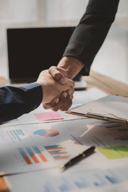 Satış departmanı bunu bölüm müdürüne götürmek için aylık bir toplantı yapıyor. Yönetime getirmeden önce hazırlanan belgelerin doğruluğunu kontrol ediyorlar.