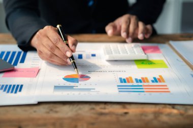 Satış departmanı bunu bölüm müdürüne götürmek için aylık bir toplantı yapıyor. Yönetime getirmeden önce hazırlanan belgelerin doğruluğunu kontrol ediyorlar.