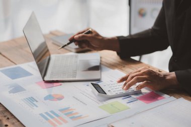 Satış departmanı bunu bölüm müdürüne götürmek için aylık bir toplantı yapıyor. Yönetime getirmeden önce hazırlanan belgelerin doğruluğunu kontrol ediyorlar.