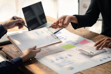 Satış departmanı bunu bölüm müdürüne götürmek için aylık bir toplantı yapıyor. Yönetime getirmeden önce hazırlanan belgelerin doğruluğunu kontrol ediyorlar.