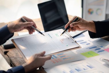 Satış departmanı bunu bölüm müdürüne götürmek için aylık bir toplantı yapıyor. Yönetime getirmeden önce hazırlanan belgelerin doğruluğunu kontrol ediyorlar.