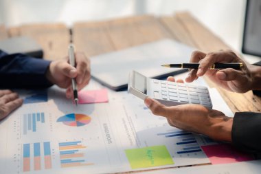 Satış departmanı bunu bölüm müdürüne götürmek için aylık bir toplantı yapıyor. Yönetime getirmeden önce hazırlanan belgelerin doğruluğunu kontrol ediyorlar.