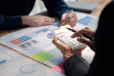 Satış departmanı bunu bölüm müdürüne götürmek için aylık bir toplantı yapıyor. Yönetime getirmeden önce hazırlanan belgelerin doğruluğunu kontrol ediyorlar.