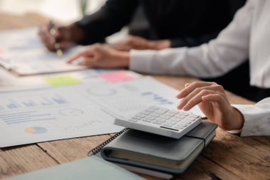 Girişimci şirket toplantılarının atmosferi, iş adamları yatırım finansmanlarını özetlemek ve planlamak için bir araya geliyorlar, şirketin kurucuları onlar. İş yönetimi kavramı.