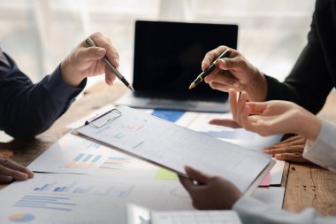 Girişimci şirket toplantılarının atmosferi, iş adamları yatırım finansmanlarını özetlemek ve planlamak için bir araya geliyorlar, şirketin kurucuları onlar. İş yönetimi kavramı.