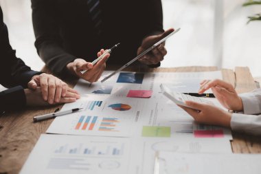 Girişimci şirket toplantılarının atmosferi, iş adamları yatırım finansmanlarını özetlemek ve planlamak için bir araya geliyorlar, şirketin kurucuları onlar. İş yönetimi kavramı.