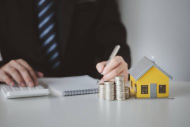 Tasarruf yapan bireyler, ev ve gayrimenkul satın almak, kişisel finansal planlama ve gelecekteki ev alımlarından tasarruf edip inşa edebilmek için gelir giderlerini paylaşmak için tasarruf yapıyorlar..