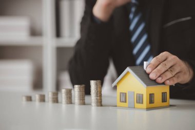 Tasarruf yapan bireyler, ev ve gayrimenkul satın almak, kişisel finansal planlama ve gelecekteki ev alımlarından tasarruf edip inşa edebilmek için gelir giderlerini paylaşmak için tasarruf yapıyorlar..