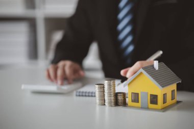 Tasarruf yapan bireyler, ev ve gayrimenkul satın almak, kişisel finansal planlama ve gelecekteki ev alımlarından tasarruf edip inşa edebilmek için gelir giderlerini paylaşmak için tasarruf yapıyorlar..