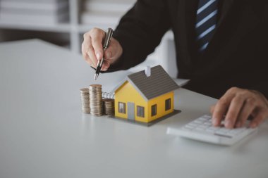 Tasarruf yapan bireyler, ev ve gayrimenkul satın almak, kişisel finansal planlama ve gelecekteki ev alımlarından tasarruf edip inşa edebilmek için gelir giderlerini paylaşmak için tasarruf yapıyorlar..