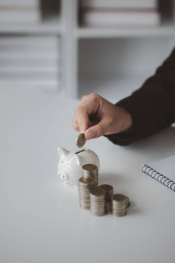 Tasarruf yapan, hisse senedi ve fonlara yatırım yapan bireyler gelecekte para büyütmek ve kâr yaratmak için. Kişisel finans ve yatırım tasarrufu kavramı. 