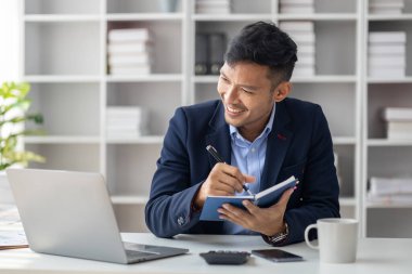 Ofisteki adam, genç bir işadamı, modern iş yönetimi, gençler tarafından işletilen bir şirket, yeni fikirleri olan modern bir girişimci. İşletme lideri olmak. Girişim şirketi konsepti.