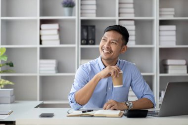 Girişimci bir ofisteki işadamı, önde gelen ve önde gelen bir büyüme şirketinin yönetim ve pazarlama planlaması üzerinde çalışıyor ve farklı düşünen gençlerle yönetiyor. Girişim şirketi konsepti.