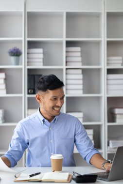 Girişimci bir ofisteki işadamı, önde gelen ve önde gelen bir büyüme şirketinin yönetim ve pazarlama planlaması üzerinde çalışıyor ve farklı düşünen gençlerle yönetiyor. Girişim şirketi konsepti.