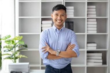 Girişimci bir ofisteki işadamı, önde gelen ve önde gelen bir büyüme şirketinin yönetim ve pazarlama planlaması üzerinde çalışıyor ve farklı düşünen gençlerle yönetiyor. Girişim şirketi konsepti.