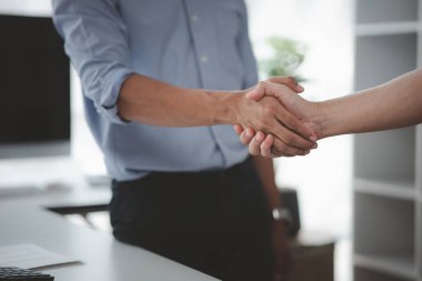 İş yatırımcıları el ele tutuşuyor, iki işadamı iş konusunda hemfikir ve başarılı bir pazarlıktan sonra el sıkışıyor. El sıkışmak Batının selamlaması ya da kutlamasıdır..