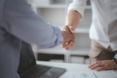 İş yatırımcıları el ele tutuşuyor, iki işadamı iş konusunda hemfikir ve başarılı bir pazarlıktan sonra el sıkışıyor. El sıkışmak Batının selamlaması ya da kutlamasıdır..