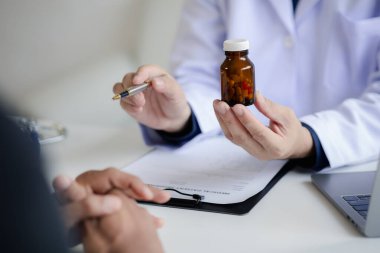 Doctor are recommending medicines to patients after being examined and diagnosed by the patient's doctor, the concept of treatment and symptomatic medication dispensing by the pharmacist.