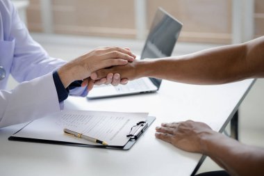 Doktor ve hasta tedavinin detaylarını, hastanın fiziksel muayenesinin sonuçlarını tartışıyorlar. Yıllık fiziksel muayene kavramı.