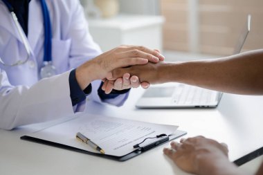 Doktor ve hasta tedavinin detaylarını, hastanın fiziksel muayenesinin sonuçlarını tartışıyorlar. Yıllık fiziksel muayene kavramı.