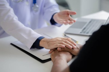Doktor ve hasta tedavinin detaylarını, hastanın fiziksel muayenesinin sonuçlarını tartışıyorlar. Yıllık fiziksel muayene kavramı.