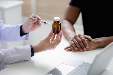 Doktor ve hasta tedavinin detaylarını, hastanın fiziksel muayenesinin sonuçlarını tartışıyorlar. Yıllık fiziksel muayene kavramı.