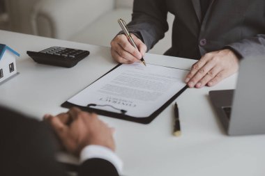 Emlakçılar, konut modellerini müşterilere ayrıntılı bir şekilde anlatma, evler ve satın alma kredileri hakkında bilgi verme ve sunma konularında açıklar. Gayrimenkul ticareti.