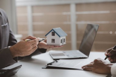 Emlakçılar, konut modellerini müşterilere ayrıntılı bir şekilde anlatma, evler ve satın alma kredileri hakkında bilgi verme ve sunma konularında açıklar. Gayrimenkul ticareti.