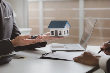 Emlakçılar, konut modellerini müşterilere ayrıntılı bir şekilde anlatma, evler ve satın alma kredileri hakkında bilgi verme ve sunma konularında açıklar. Gayrimenkul ticareti.