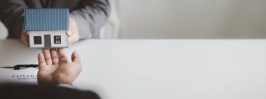 Emlakçılar, konut modellerini müşterilere ayrıntılı bir şekilde anlatma, evler ve satın alma kredileri hakkında bilgi verme ve sunma konularında açıklar. Gayrimenkul ticareti.