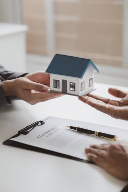 Emlakçılar, konut modellerini müşterilere ayrıntılı bir şekilde anlatma, evler ve satın alma kredileri hakkında bilgi verme ve sunma konularında açıklar. Gayrimenkul ticareti.
