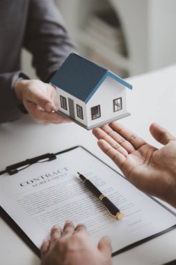 Emlakçılar, konut modellerini müşterilere ayrıntılı bir şekilde anlatma, evler ve satın alma kredileri hakkında bilgi verme ve sunma konularında açıklar. Gayrimenkul ticareti.